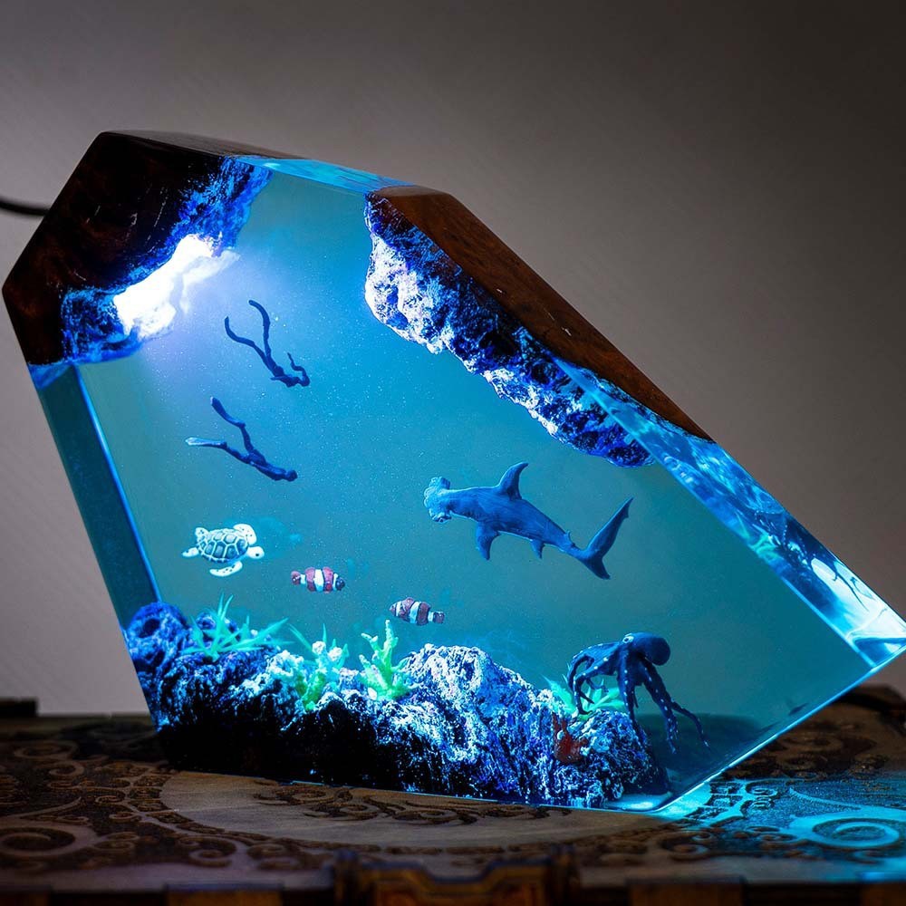 Resin Art Ocean - โคมไฟไม้เรซิ่นรูปนักดำน้ำกับวาฬฮัมแบ็คขนาดเล็ก พร้อมวิวทะเล ของตกแต่งบ้าน งานฝีมือ ของขวัญสวยงาม